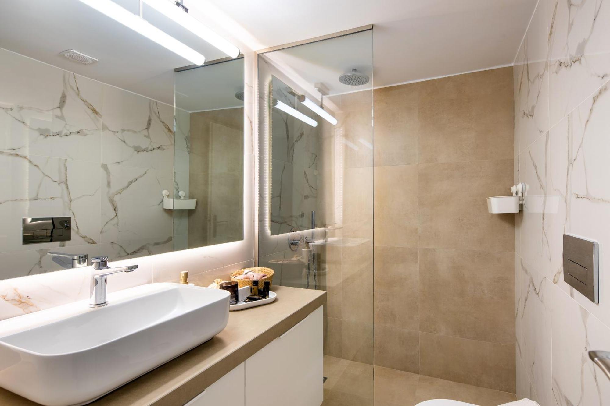 Tranquil Center Apartment